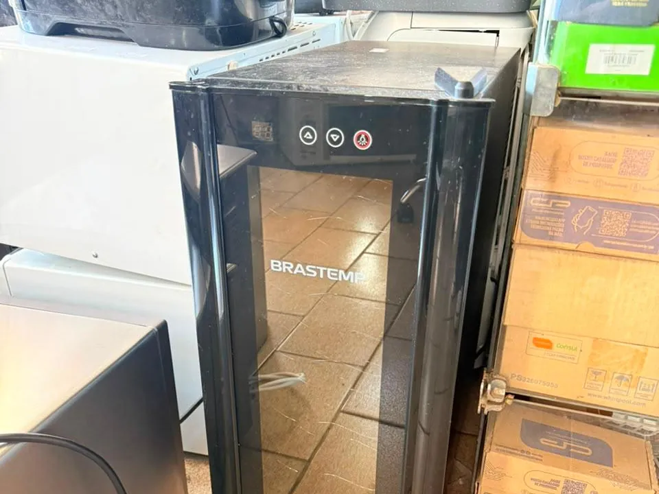 Adega climatizada Brastemp em revisão na oficina